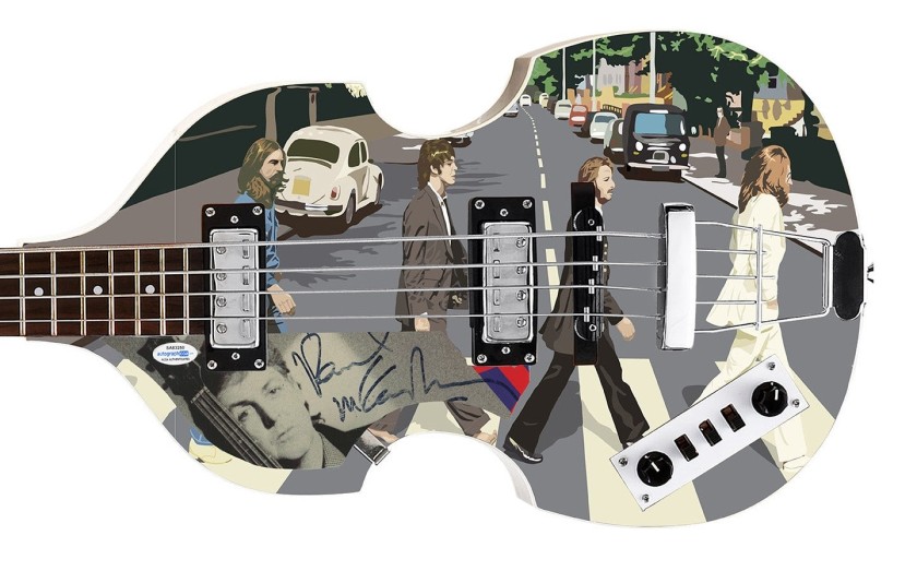 Basso Hofner con grafica personalizzata firmata da Paul McCartney dei Beatles