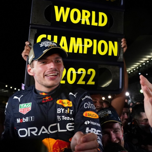 Cappellino ufficiale e card autografati da Max Verstappen