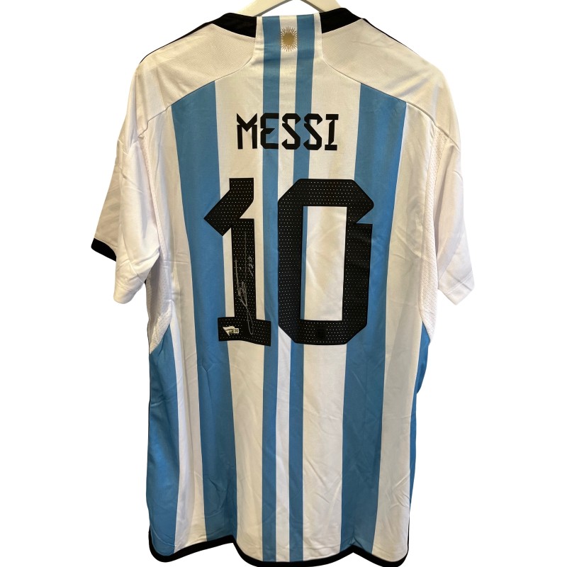 La maglia replica firmata di Lionel Messi per i Mondiali di calcio di Argentina 2022