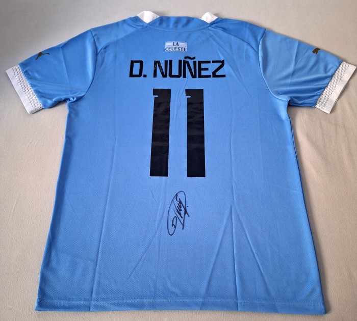 La maglia home firmata da Darwin Núñez per l'Uruguay 2022/23