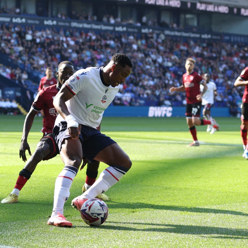 Maglia autografata di Victor Adeboyejo del Bolton Wanderers contro il Reading