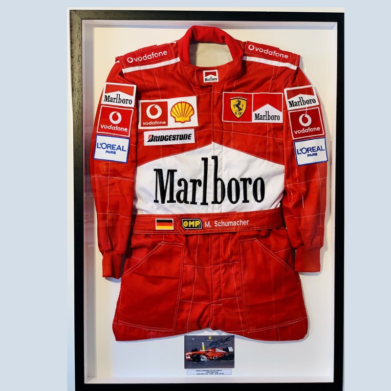 Michael Schumacher 2002 Tuta da gara con scheda pilota ufficiale firmata