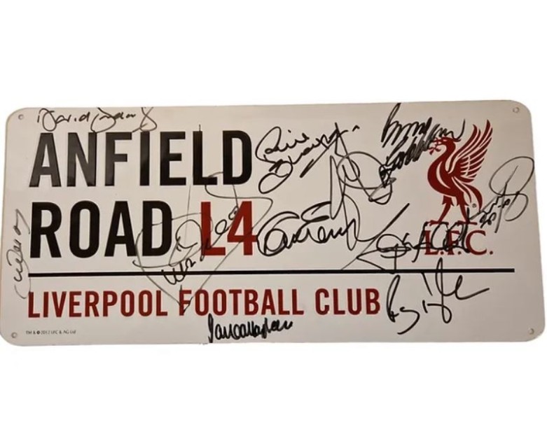 Cartello stradale di Anfield firmato dalle leggende del Liverpool