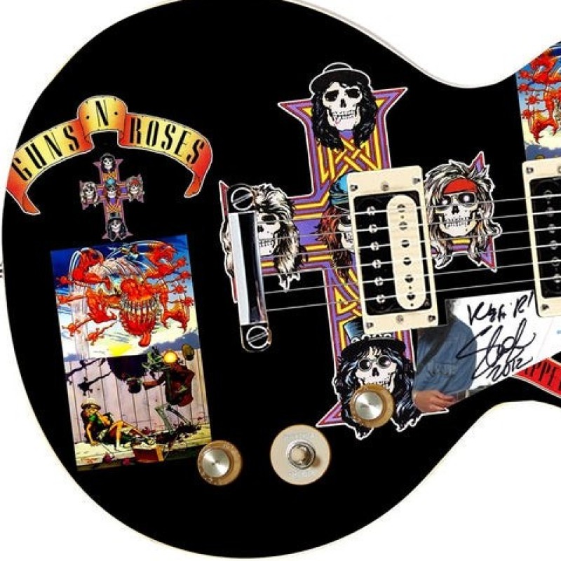 Slash dei Guns N' Roses firma il battipenna della sua chitarra Epiphone personalizzata modello AFD