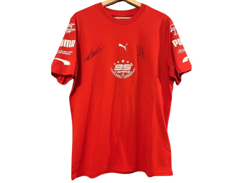 T-shirt ufficiale Scuderia Ferrari "95 Anni", 2024 - Autografata da Carlos Sainz e Charles Leclerc