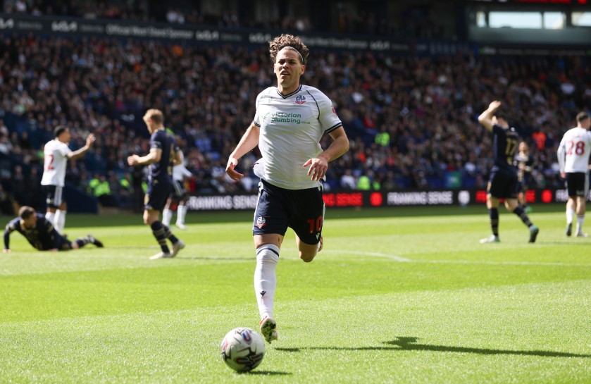 Maglia firmata di Dion Charles del Bolton Wanderers indossata durante la partita