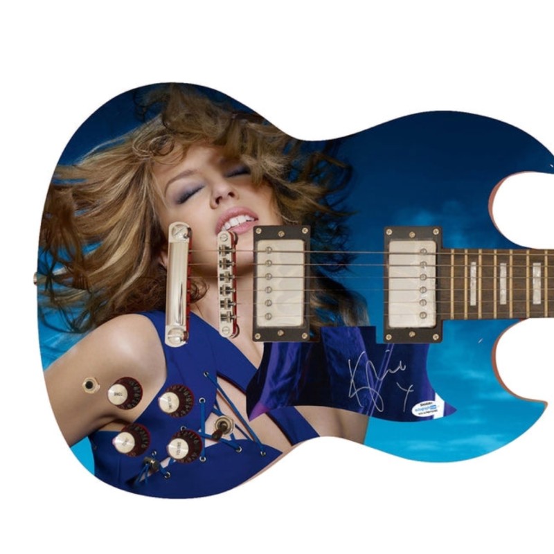 Battipenna firmato da Kylie Minogue su una chitarra personalizzata in edizione speciale