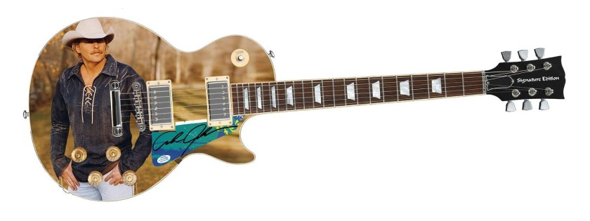 Alan Jackson firma il battipenna di una chitarra Custom Signature Edition