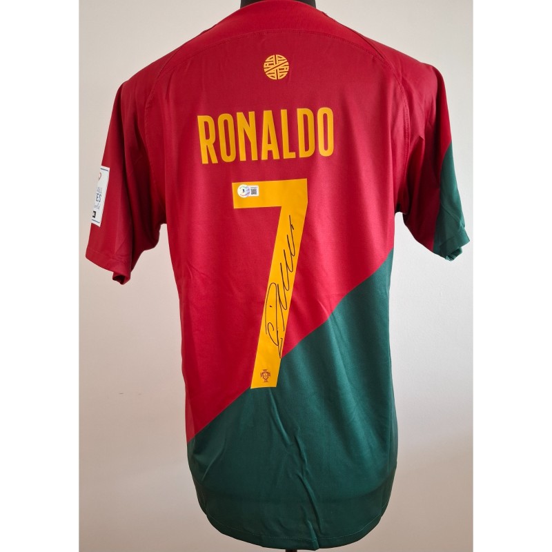 La maglia replica firmata di Cristiano Ronaldo per i Mondiali di calcio del 2022