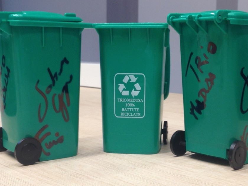 Penholder shaped garbage autographed by the Trio with the motto "100% recycled jokes"!