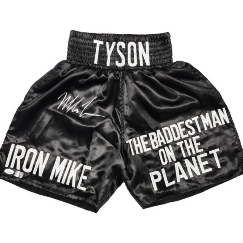 Pantaloncini da boxe autografati da Mike Tyson