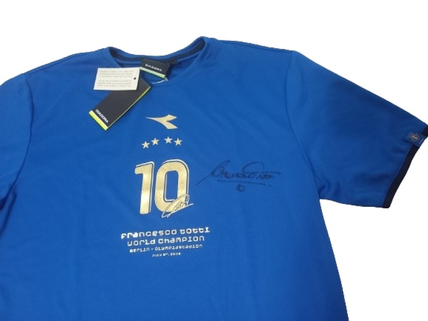 Francesco Totti ha autografato la maglia calcio Italia 2022-23