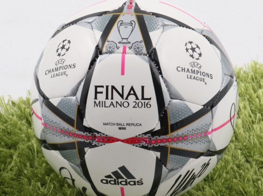 Champions League 2016 Miniball, signed by Juventus players