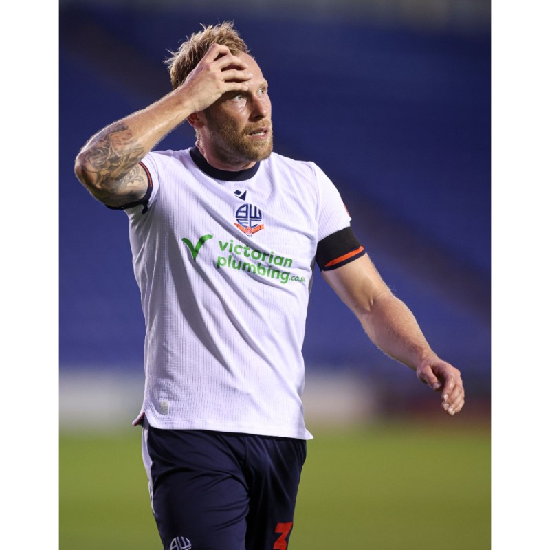 La maglietta firmata di Scott Arfield del Bolton Wanderers indossata durante la partita