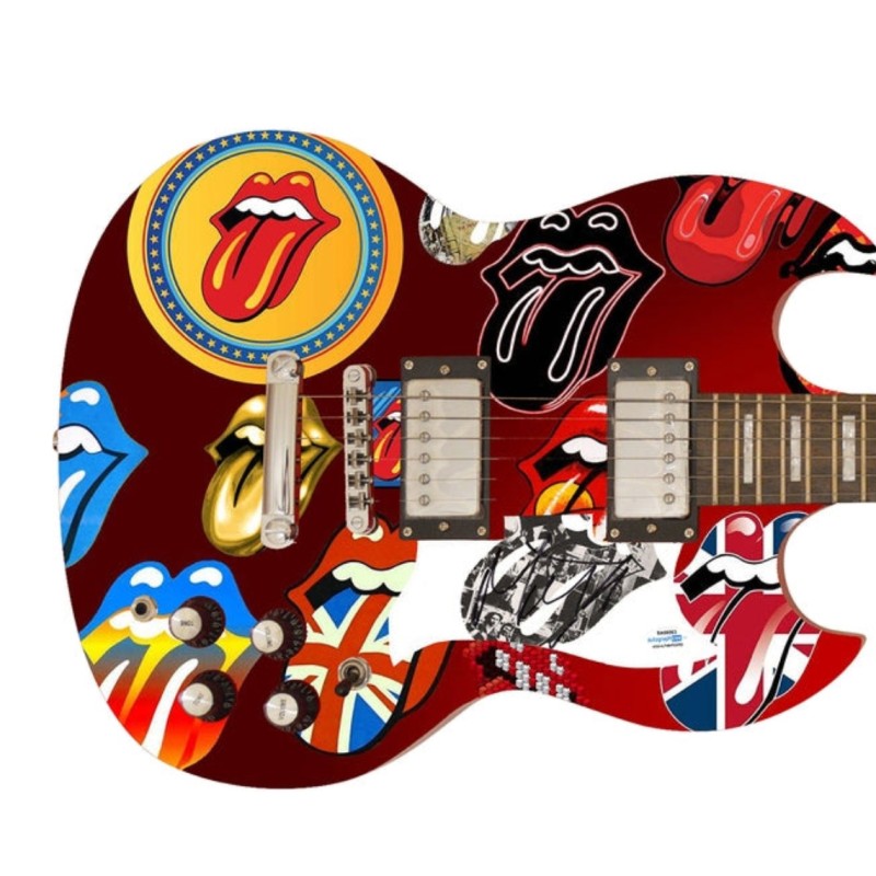 Mick Jagger dei Rolling Stones firma il battipenna di una chitarra Custom Signature Edition