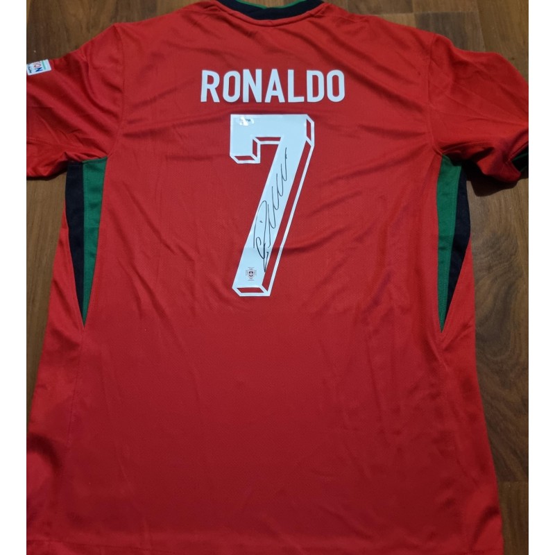 La maglia replica firmata di Cristiano Ronaldo per il Portogallo 2024