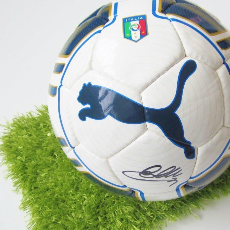 Pallone ufficiale Puma della Nazionale autografato da Pirlo, Chiellini, Storari, Padoin