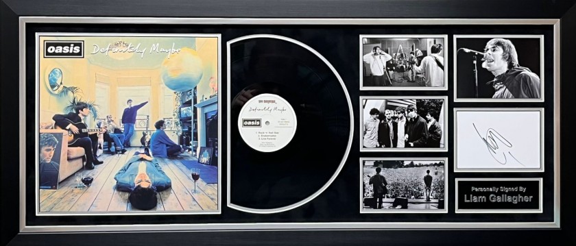 Liam Gallagher degli Oasis ha firmato il display dell'album "Definitely Maybe