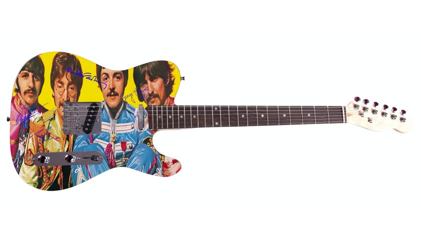 Chitarra con grafica personalizzata dei Beatles 