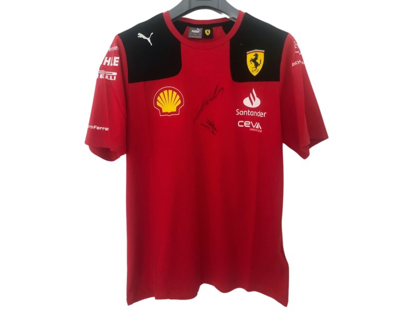 T-shirt ufficiale Scuderia Ferrari, 2023 - Autografata da Carlos Sainz e Charles Leclerc