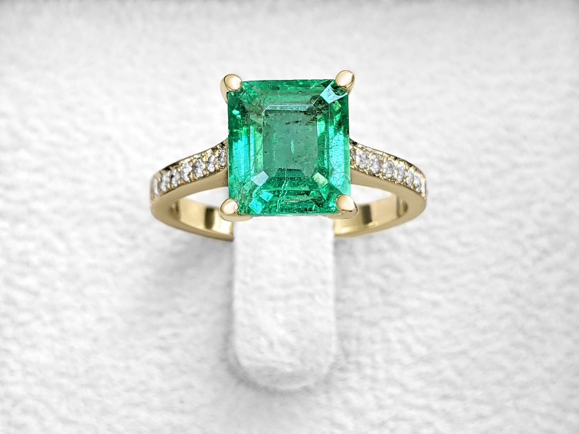 3.45 Carat Natural Emerald And 0.20 Ct Diamonds 14K Yellow Gold Ring