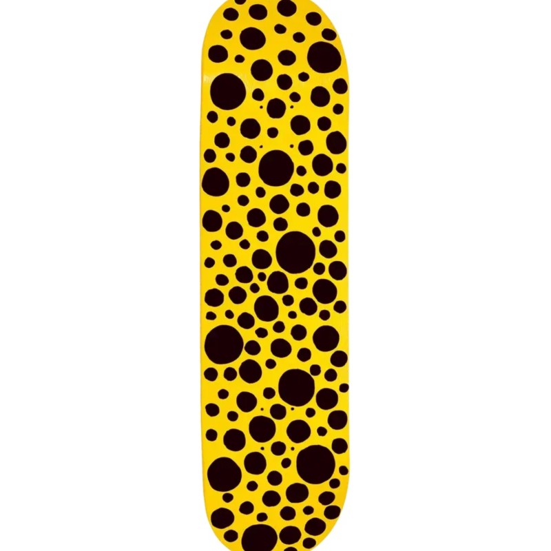"Small Black Dots (Skateboard)" di Yayoi Kusama