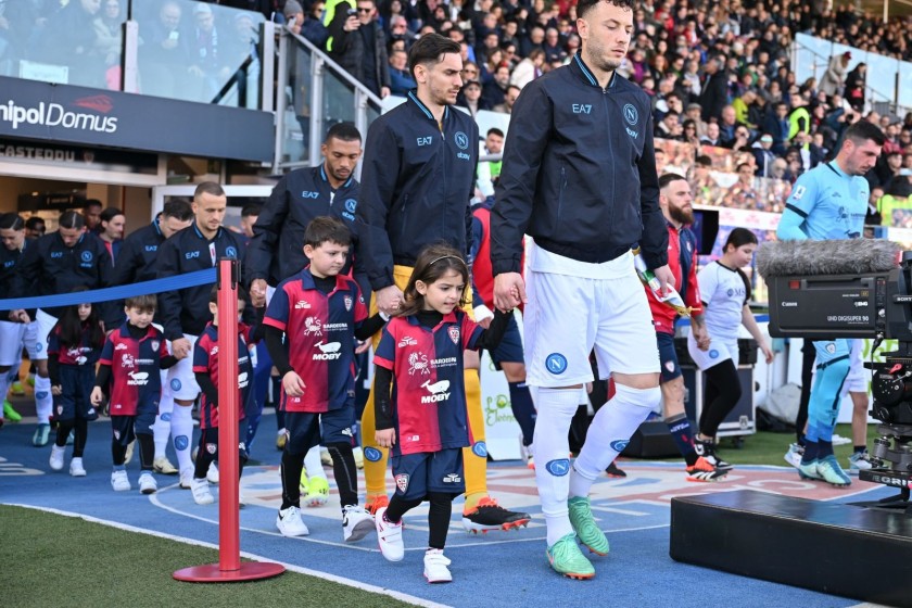 Scendi in campo come Mascotte in occasione di Cagliari vs Empoli + Distinti