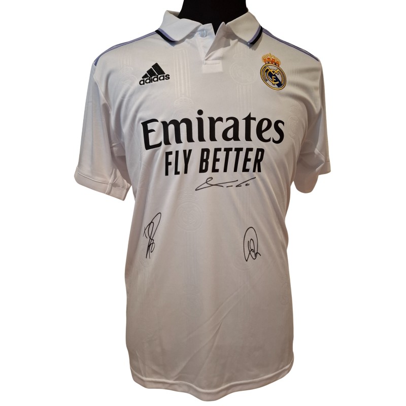 La maglia replica firmata di Luka Modric, Vini Jnr e Karim Benzema per il Real Madrid 2022/23