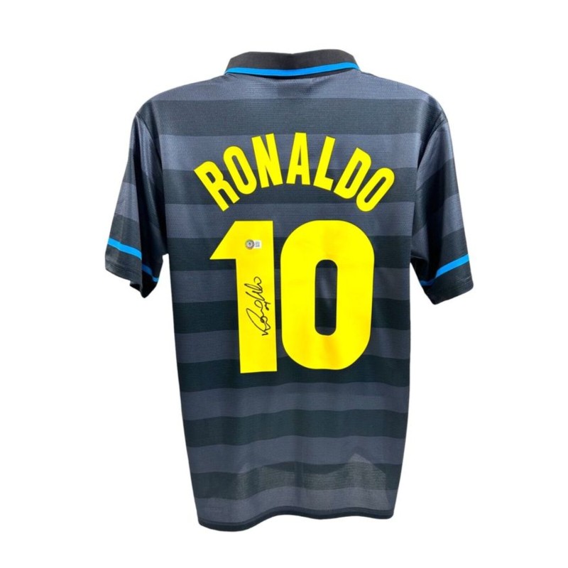 Replica della maglia dell'Inter firmata da Ronaldo Nazario