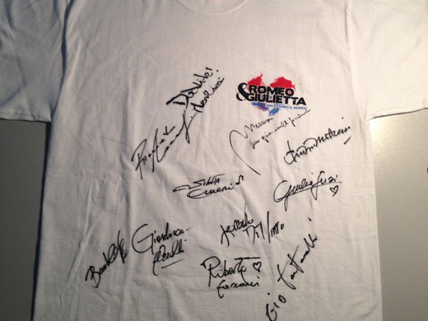 T-shirt del musical  Romeo e Giulietta, autografata da tutto il cast