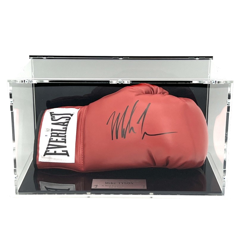 Guantone da boxe firmato da Mike Tyson in vetrina