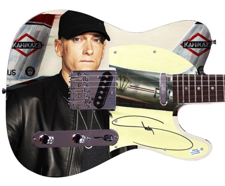 Eminem firma il battipenna di una chitarra Custom Signature Edition