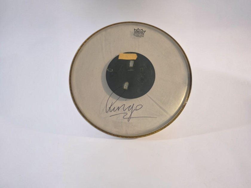 Pelle per batteria Remo autografata da Ringo Starr dei Beatles