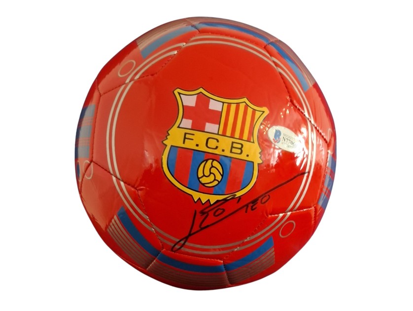 Il pallone da calcio firmato da Lionel Messi per il Barcellona