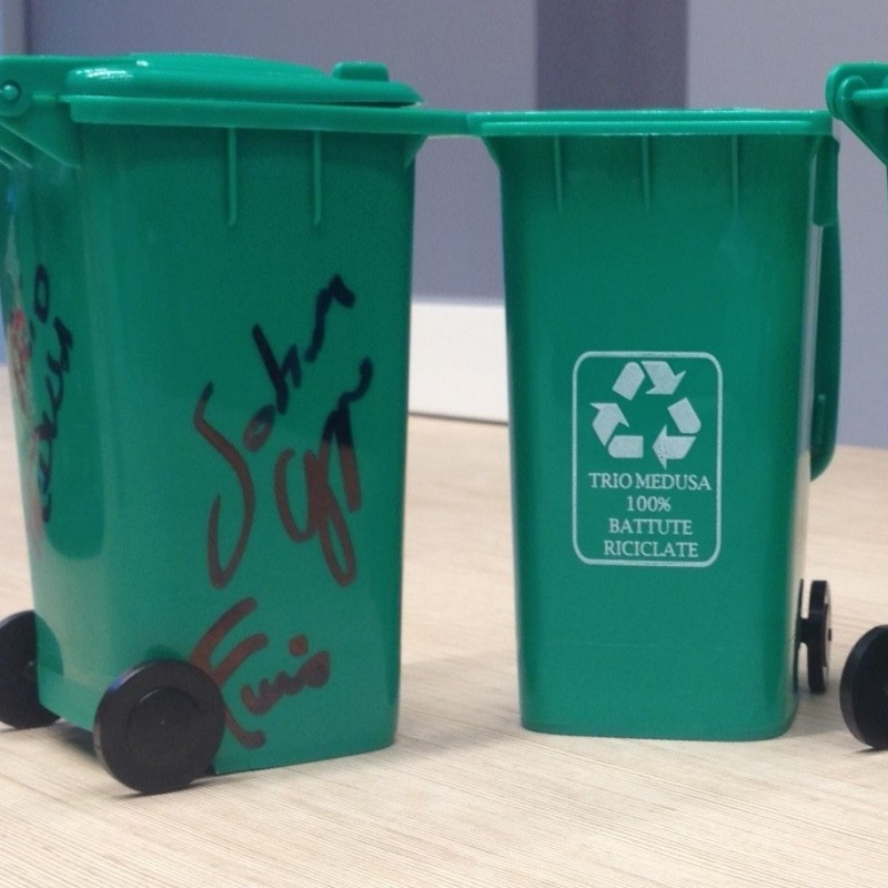 Penholder shaped garbage signed by the Trio with the motto "100% recycled jokes"!