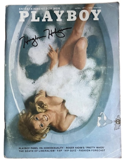 Hugh Hefner firma la rivista Playboy dell'aprile 1971