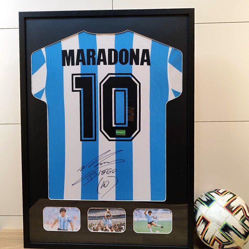 Maglia Argentina 1986 di Diego Maradona firmata e incorniciata