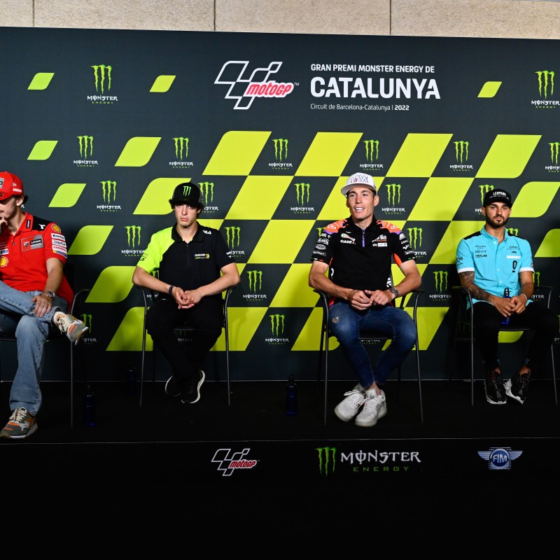 Esperienza di conferenza stampa post-gara del MotoGP™ per due persone in Catalunya, Spagna, più un'esperienza di ospitalità nel fine settimana