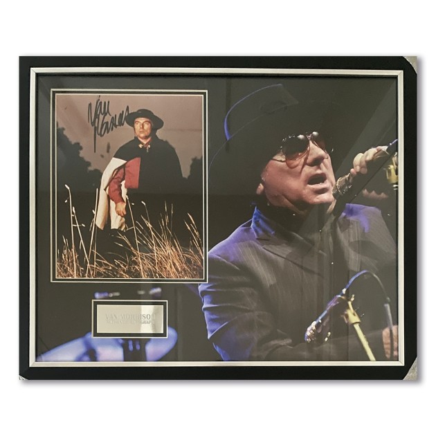 Esposizione di foto firmate e incorniciate di Van Morrison