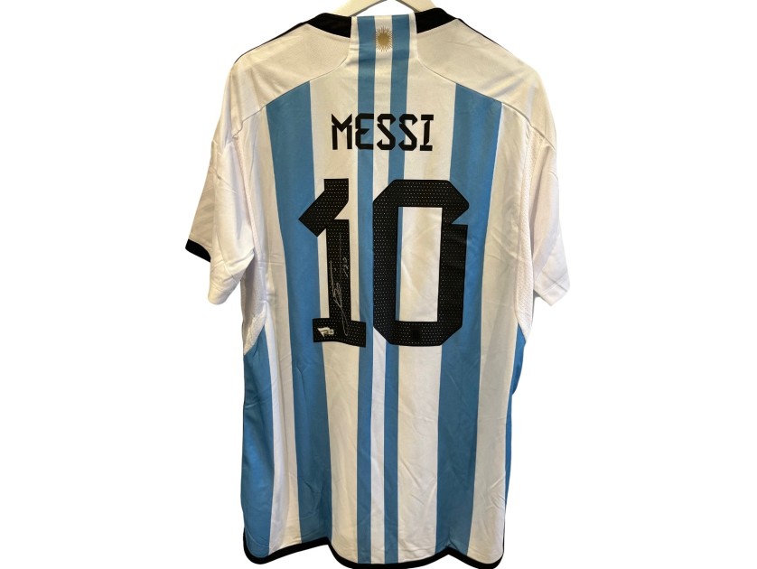 La maglia replica firmata di Lionel Messi per i Mondiali di calcio di Argentina 2022