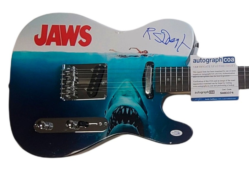 Chitarra grafica Jaws firmata da Richard Dreyfuss