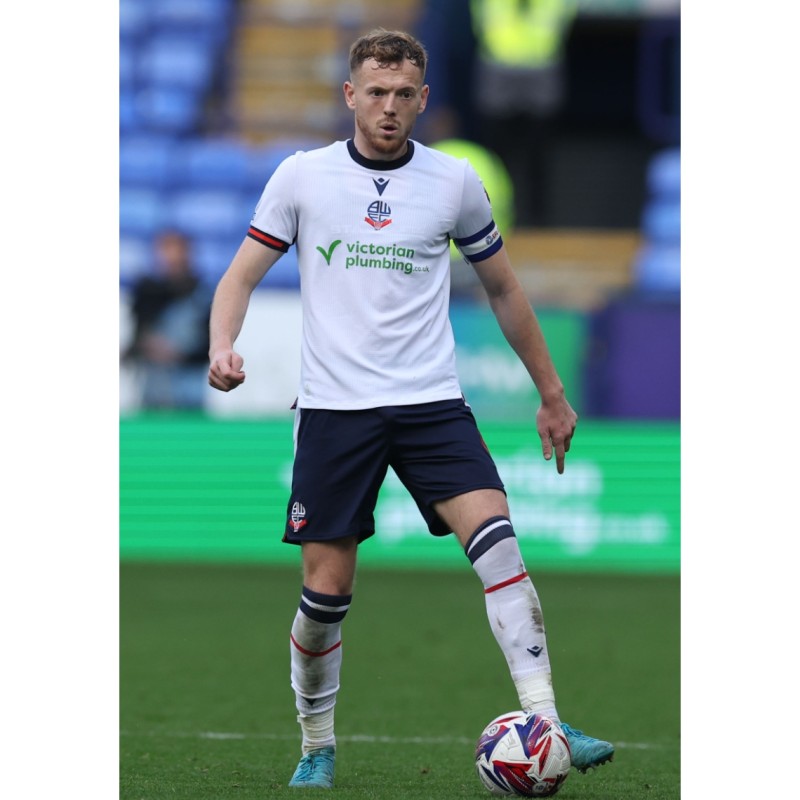 Maglia firmata di George Johnston del Bolton Wanderers, contro il Burton Albion