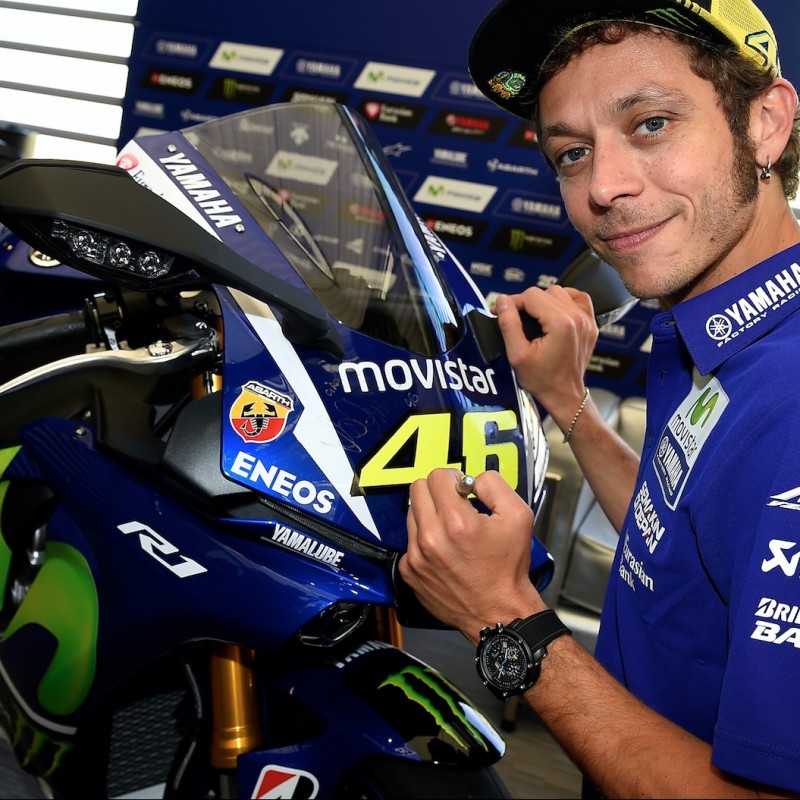 Yamaha YZF-R1 with MotoGP design, signed by Valentino Rossi