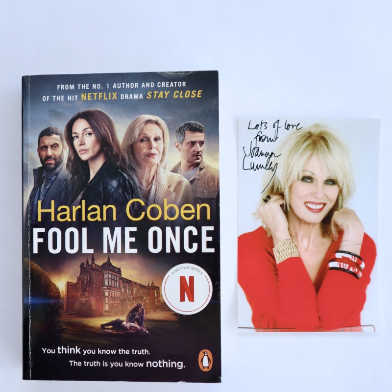 Il libro 'Fool Me Once' di proprietà di Dame Joanna Lumley e firmato da Harlan Coben, Joanna Lumley e Michelle Keegan