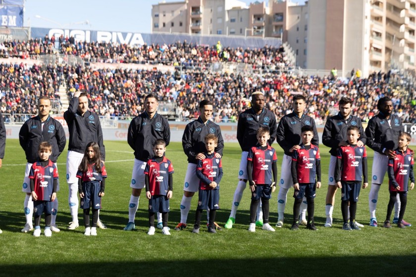 Scendi in campo come Mascotte in occasione di Cagliari vs Napoli + Distinti