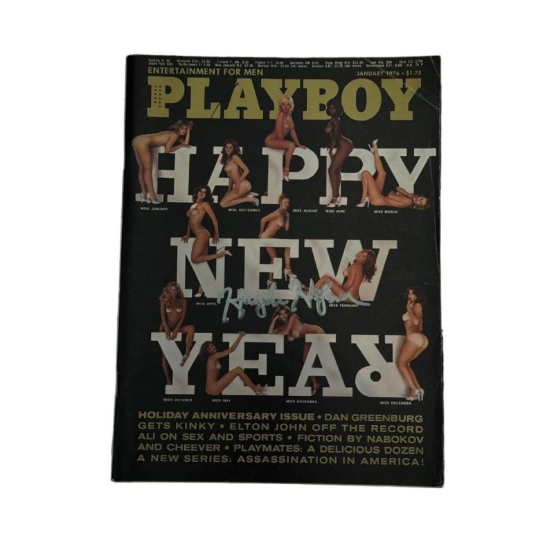 Hugh Hefner firma la rivista Playboy gennaio 1976 