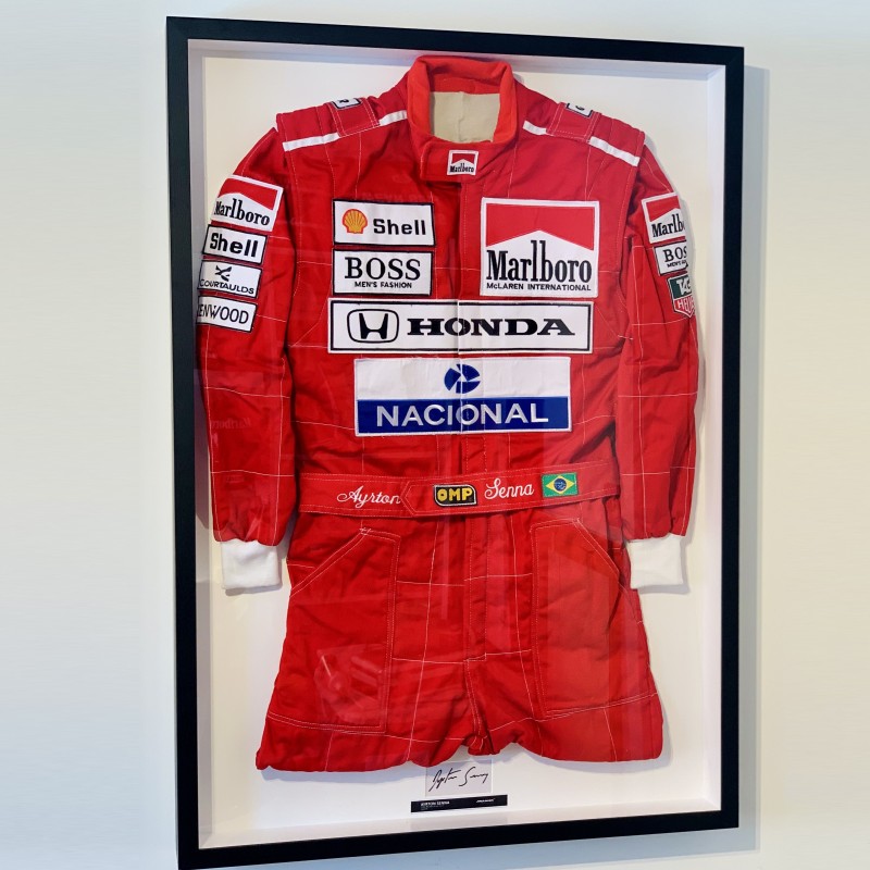 Ayrton Senna ha firmato la tuta da corsa Mclaren Replica Display