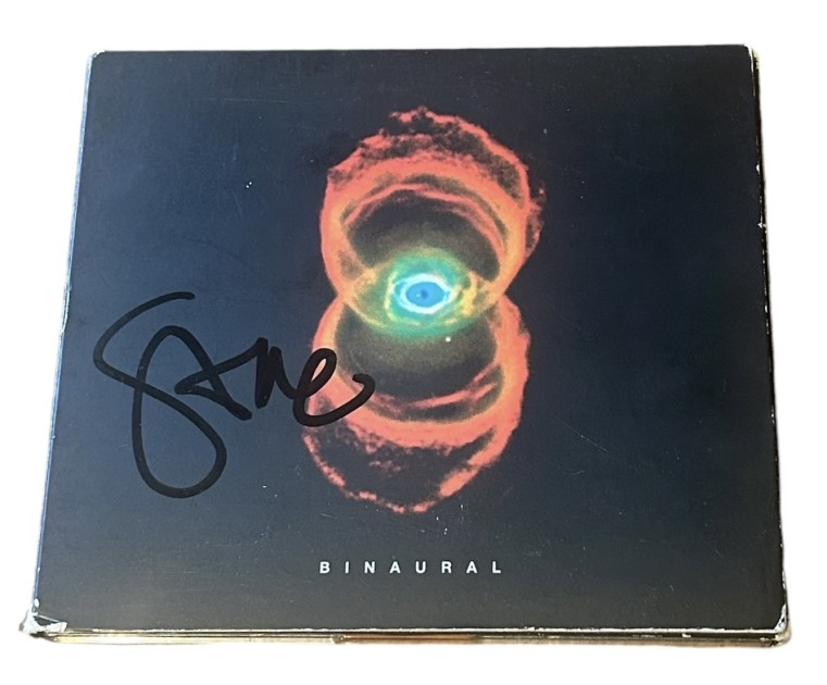 Stone Gossard dei Pearl Jam ha firmato il CD Binaural