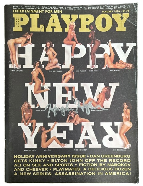 Hugh Hefner firma la rivista Playboy gennaio 1976 