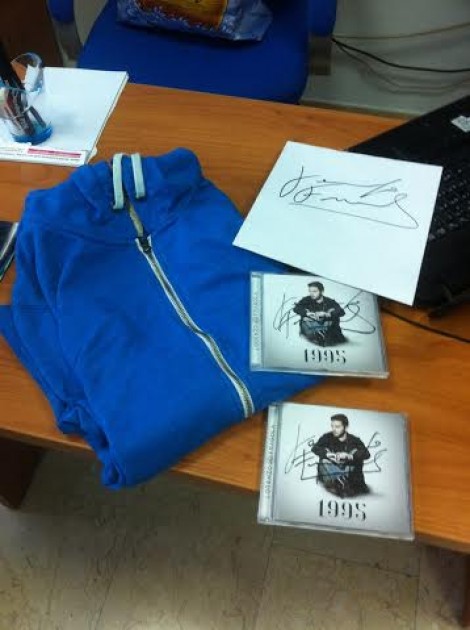 Lorenzo Fragola sweatshirt + 1 signed copy of "1995" 